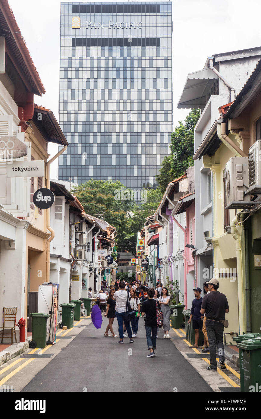 Shopping-Fans und Touristen zu Fuß entlang der Haji Lane Singapur. Stockfoto