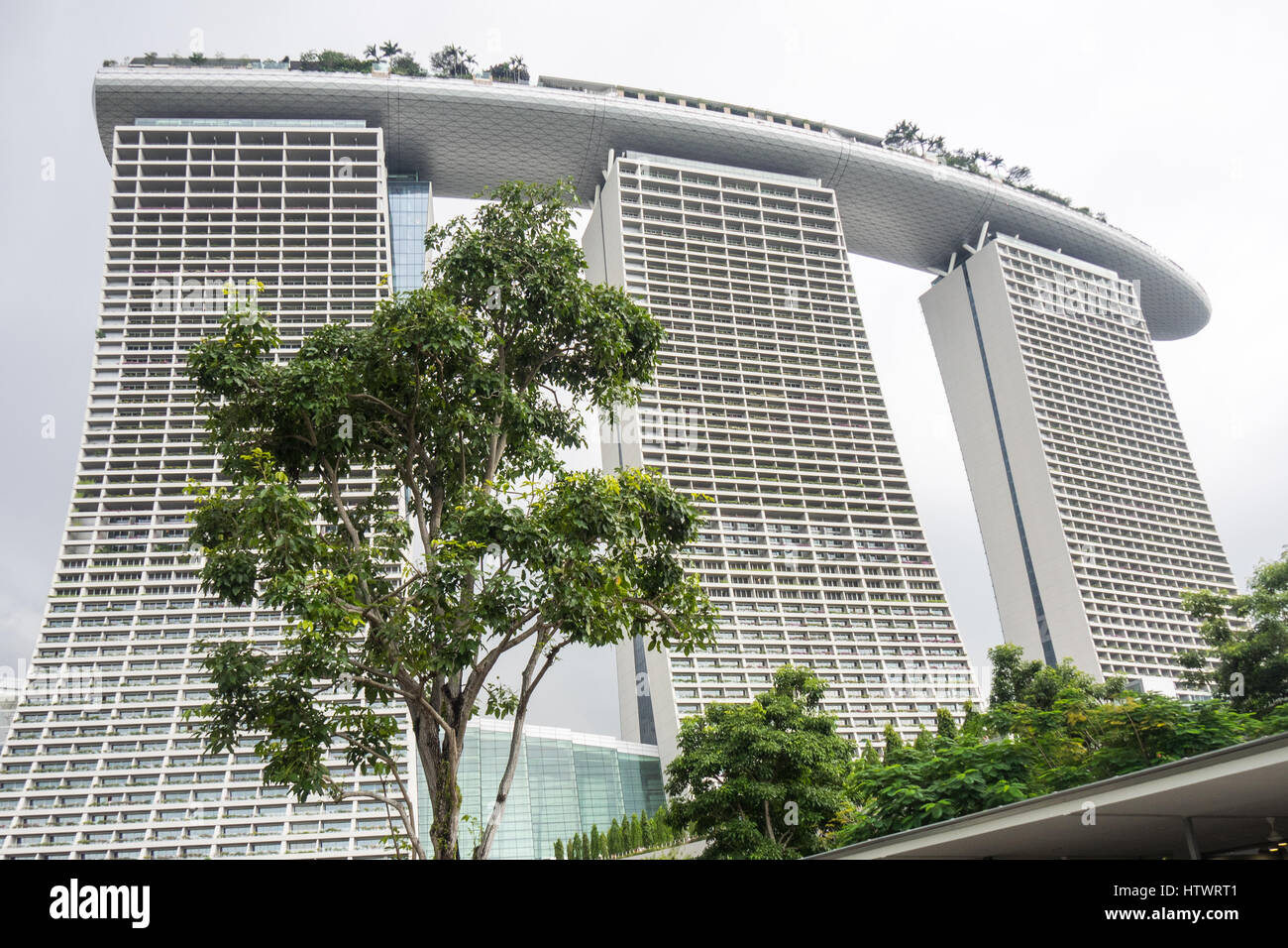 Marina Bay Sands Hotel-Komplex mit einem Infinity-Pool auf dem Dach, Singapur. Stockfoto