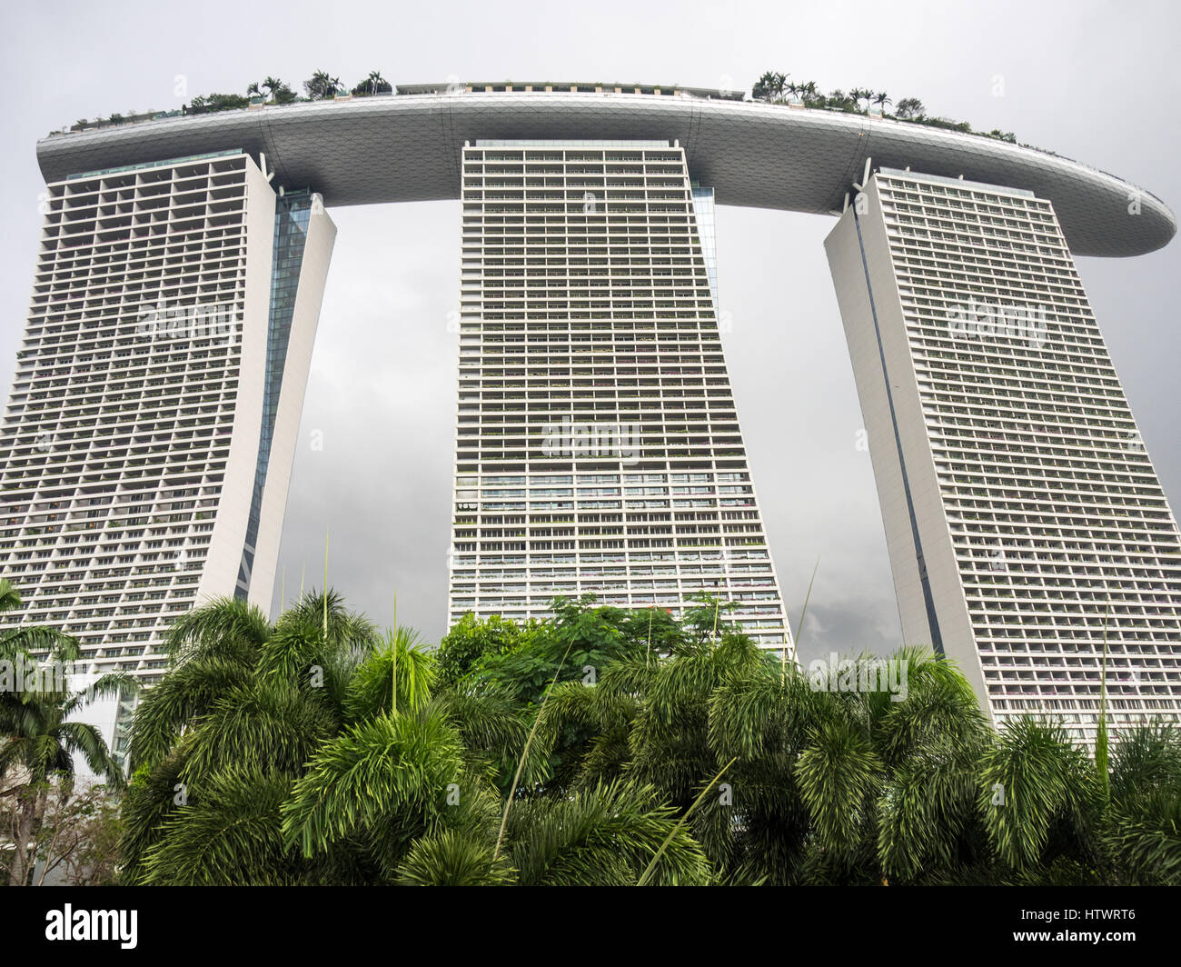 Marina Bay Sands Hotel-Komplex mit einem Infinity-Pool auf dem Dach, Singapur. Stockfoto