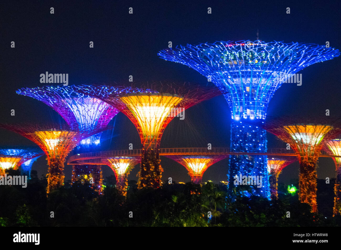 Licht und Musik show namens OCBC Garden Rhapsody, leuchten die Supertrees im Gardens By The Bay Marina Sands, Singapur. Stockfoto