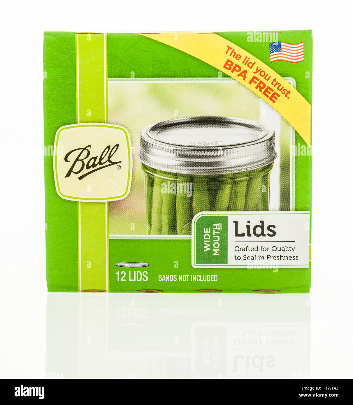 Winneconne, Wisconsin - 2. November 2016: Box of Ball breiten Mund canning Deckel auf einem isolierten Hintergrund. Stockfoto Winneconne, Wisconsin - 2. November 2016: Box of Ball breiten Mund canning Deckel auf einem isolierten Hintergrund. Stockfoto