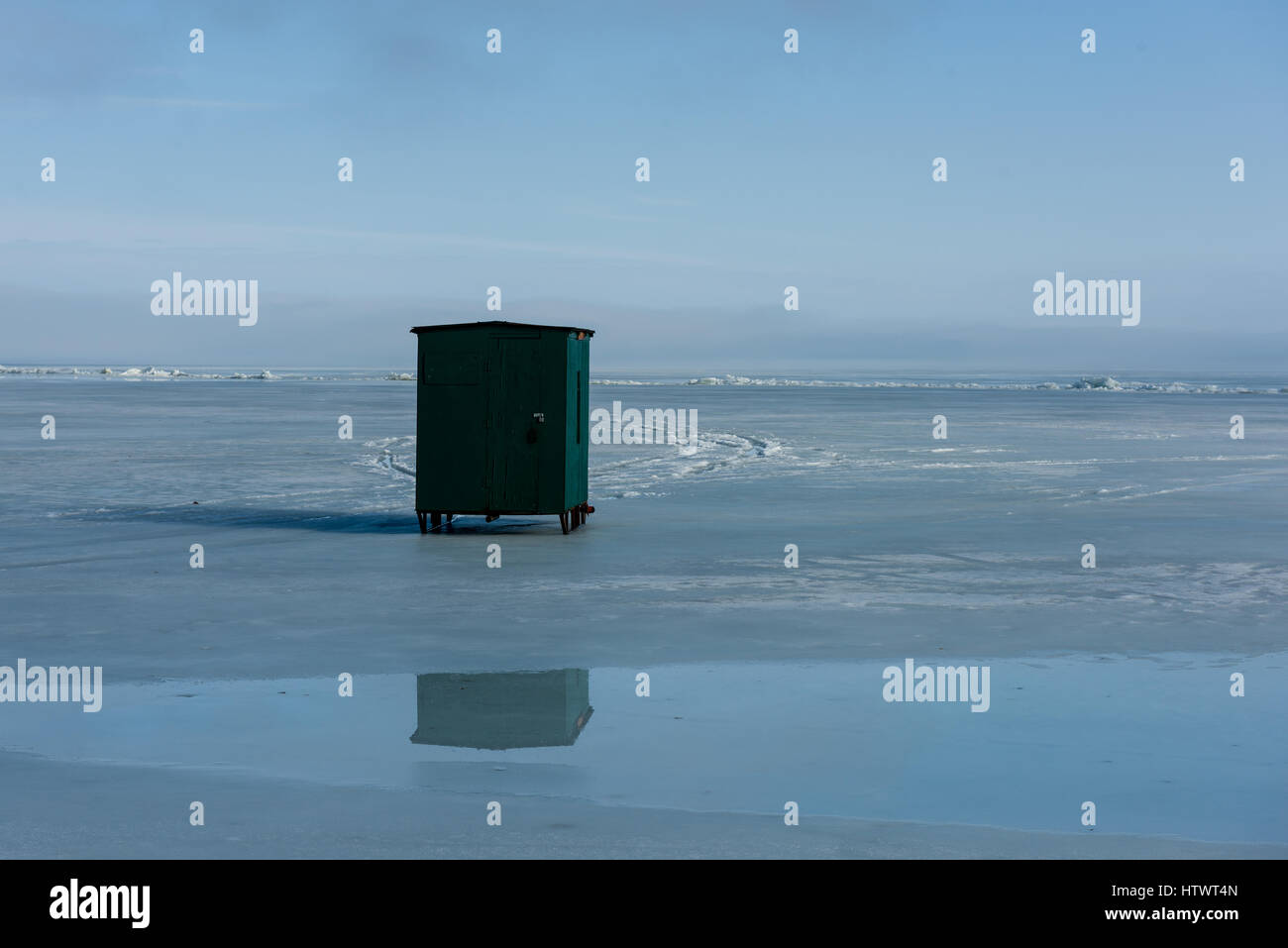 Shanty Eis auf einem gefrorenen See beim Angeln im Winter warm zu halten. Stockfoto