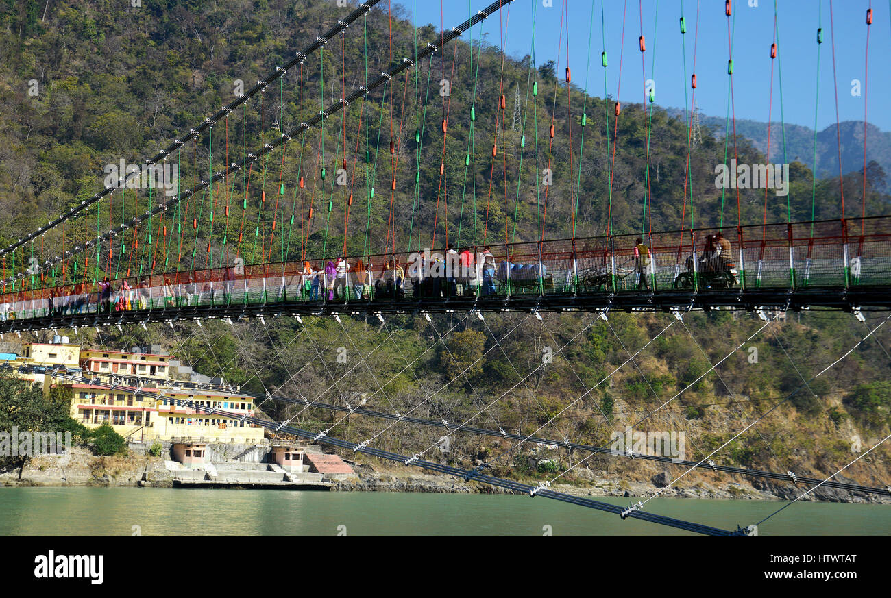 Laxman Jhula Brücke über den Fluss Ganges Stockfoto