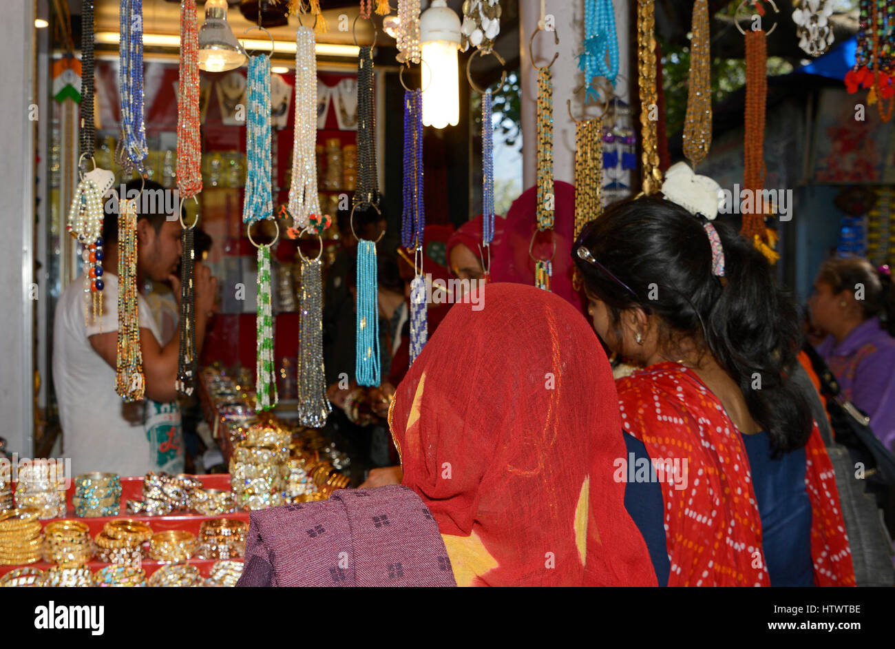 Frauen kaufen Schmuck am indischen Markt Stockfoto