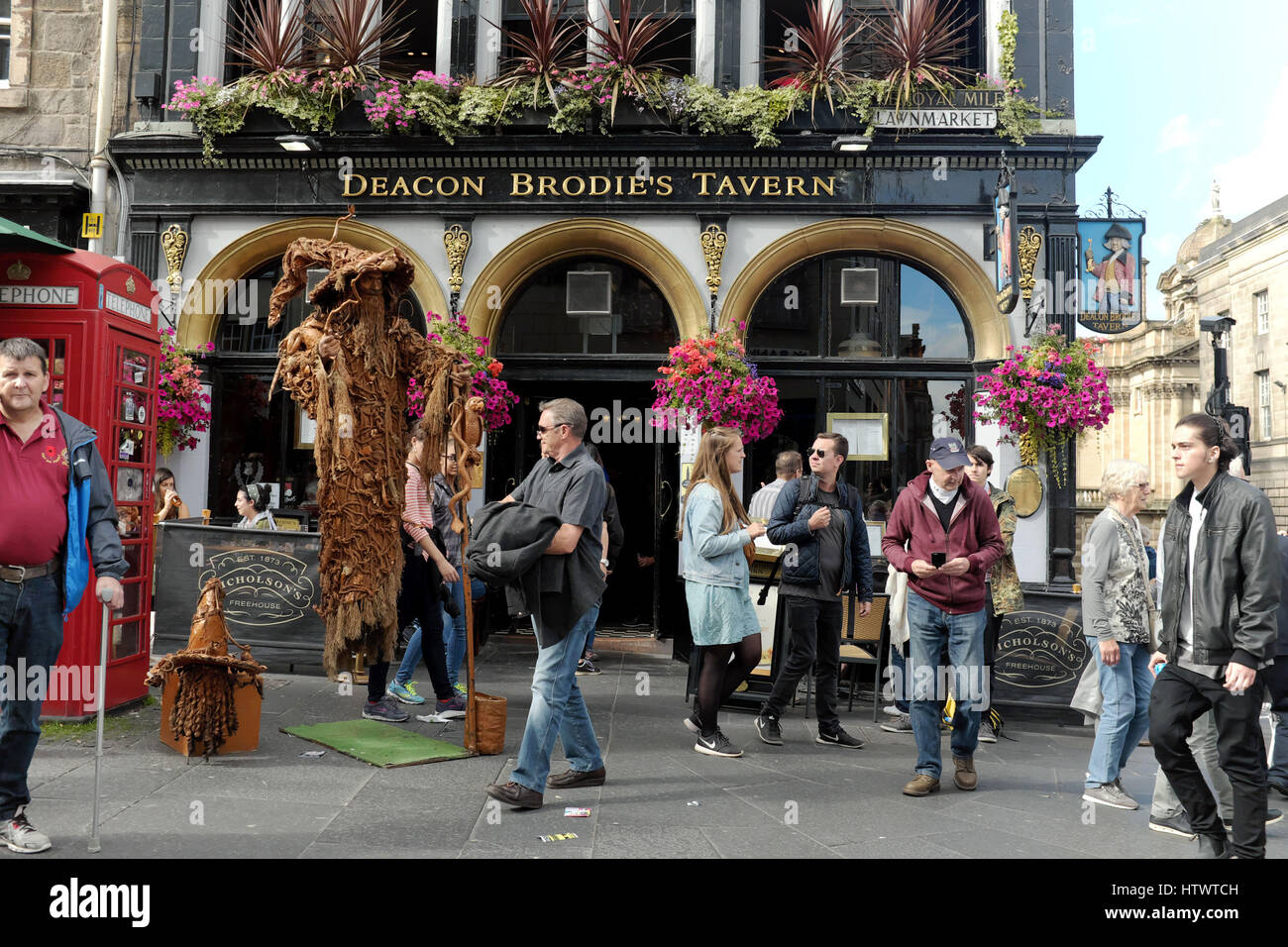 Lebendige Straßenszene in Edinburgh, Schottland im Jahr 2016 Fringe Festival. Stockfoto