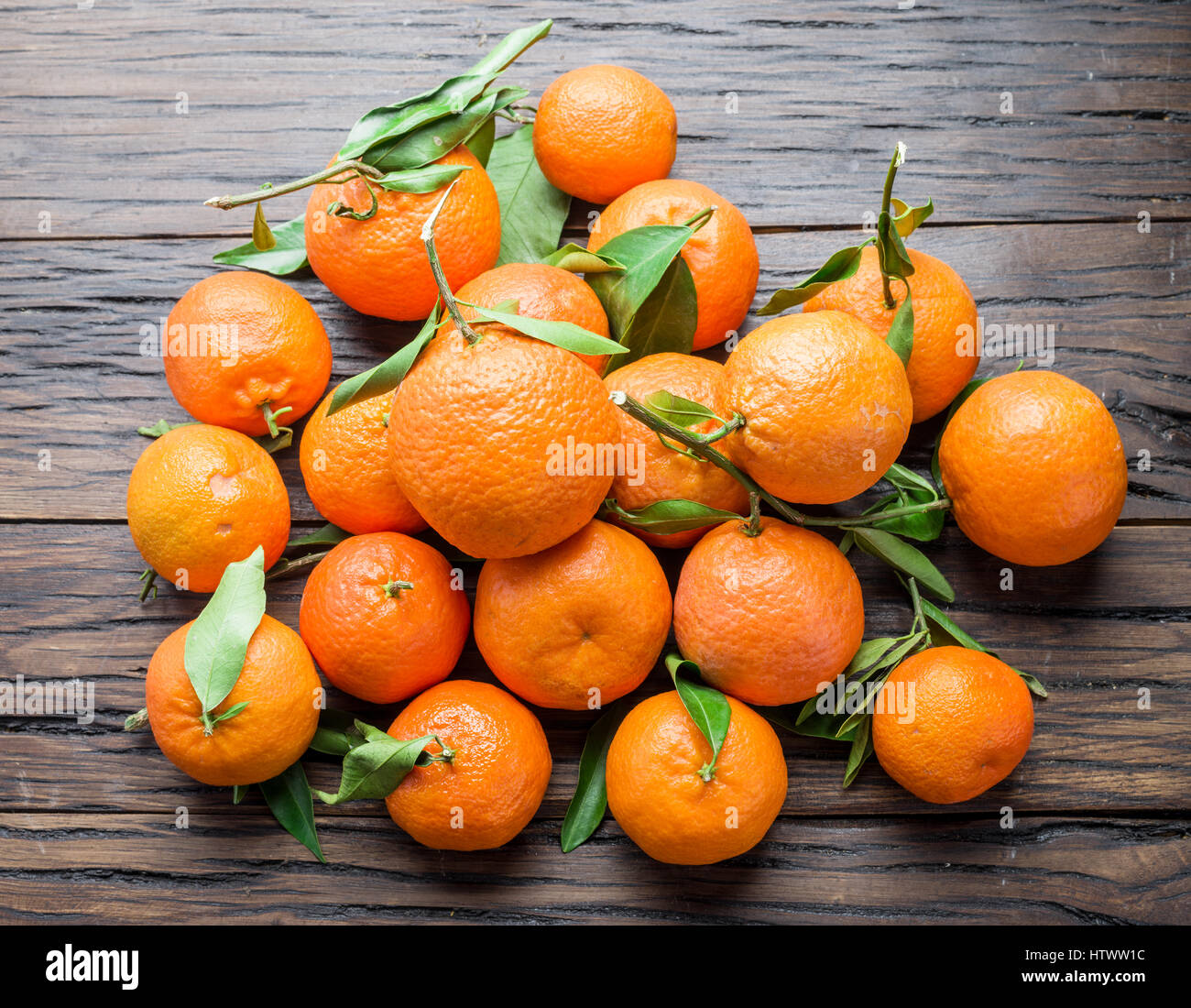 Reife Mandarinen auf Holztisch. Ansicht von oben. Stockfoto