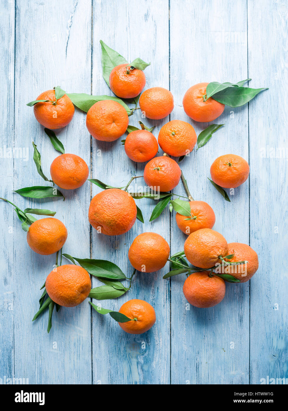 Reife Mandarinen auf Holztisch. Ansicht von oben. Stockfoto