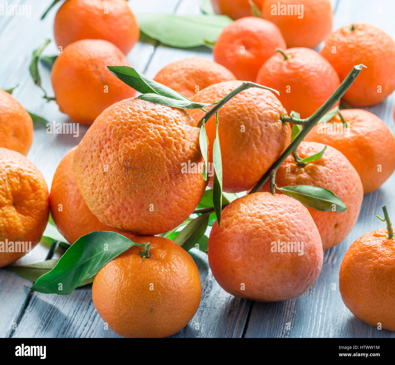 Reife Mandarinen auf Holztisch. Stockfoto