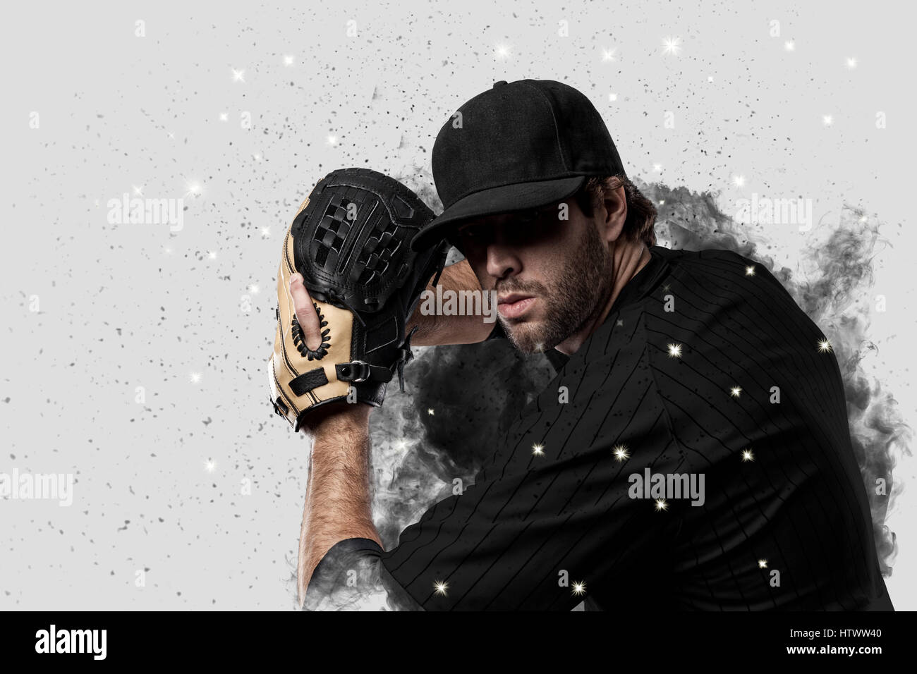 Baseball-Spieler mit einem schwarzen uniform, die aus einer Explosion von Rauch. Stockfoto