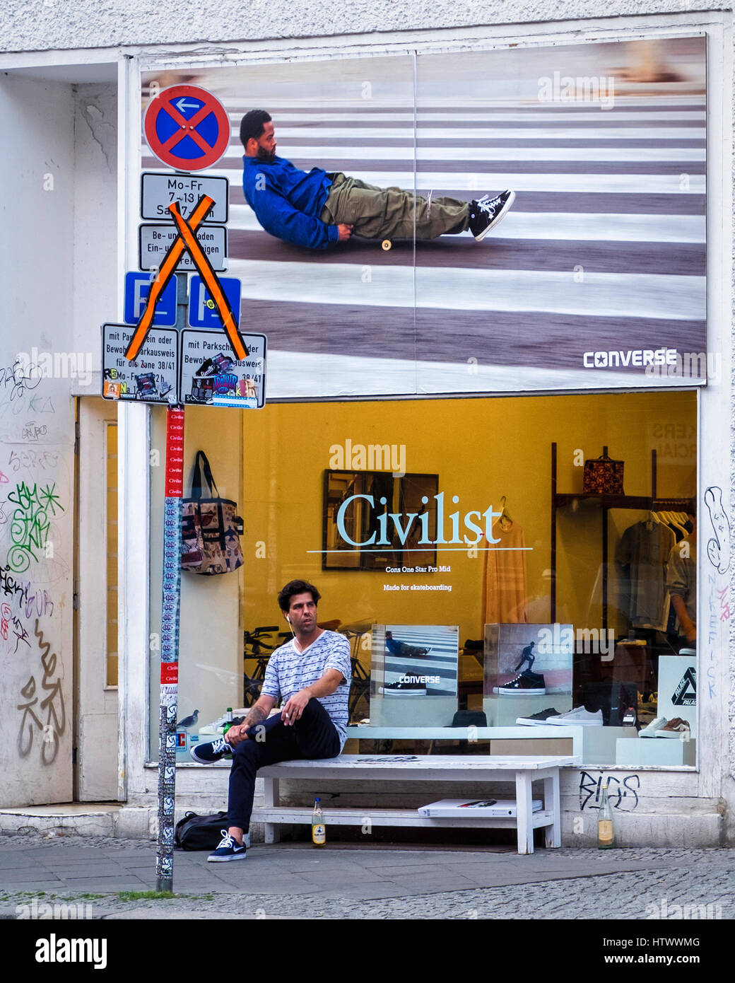 Berlin, Mitte. Civilist Shop Verkauf von Converse Trainer und Kleidung.  Werbung und Display Außenfenster Stockfotografie - Alamy