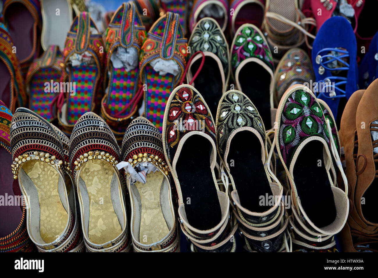 ein Männer verkaufen gebrauchte Schuhe auf der Straße Indien ein Männer verkaufen gebrauchte Schuhe auf der Straße Indien