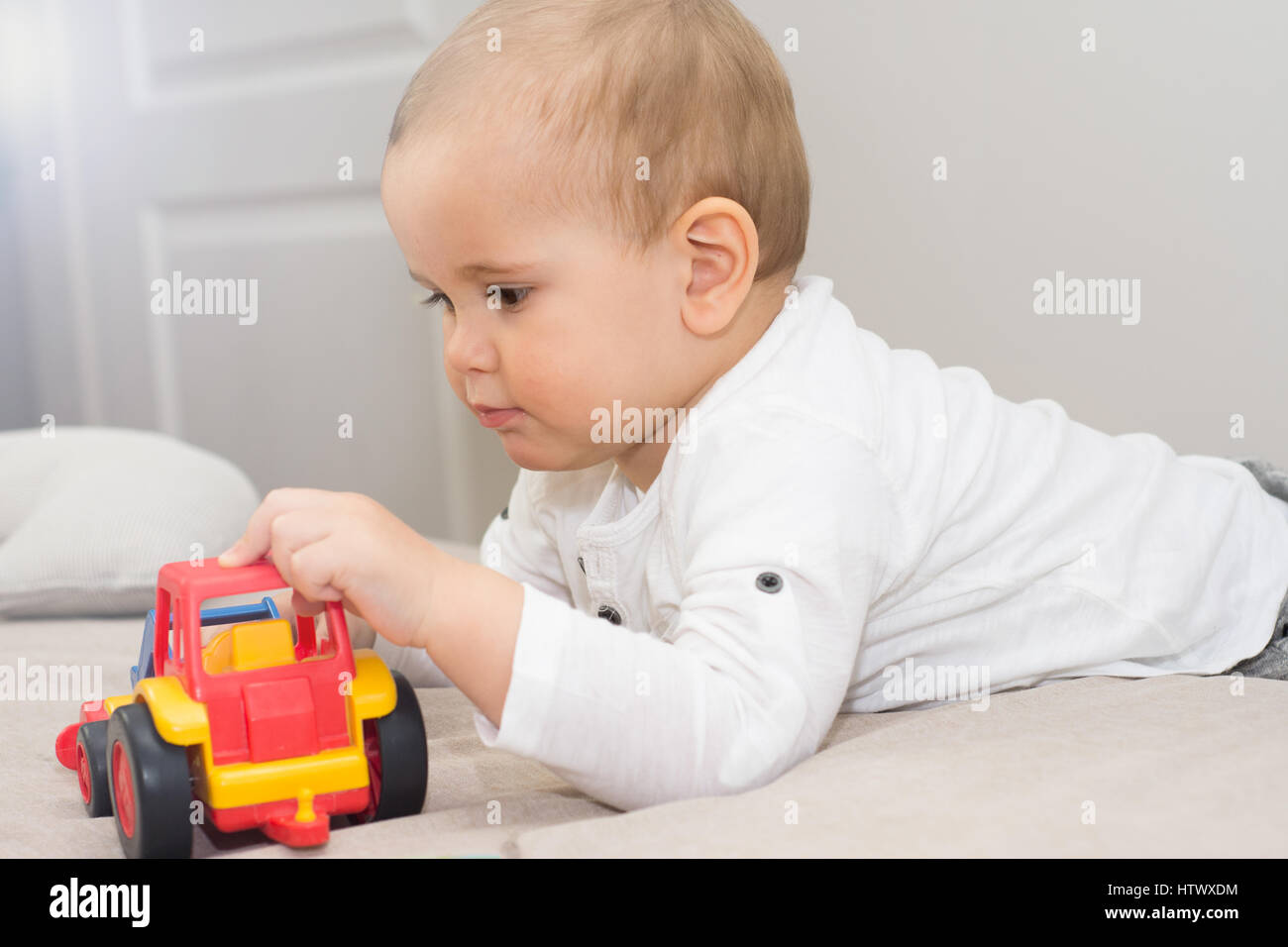 Kleiner Junge spielt mit Spielzeug-LKW Stockfoto