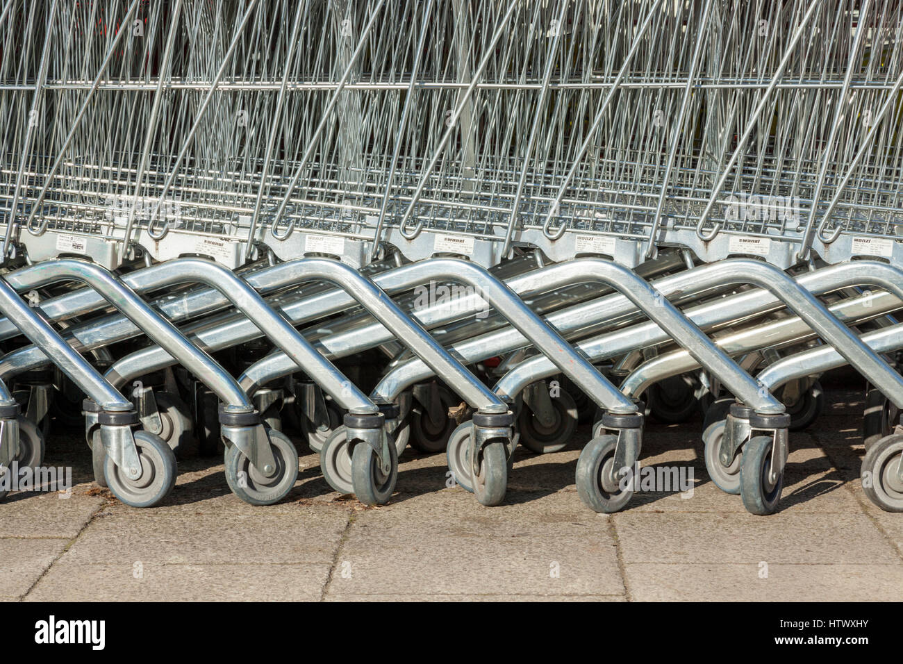 Supermarkt Einkaufswagen zusammengeschoben, Nottinghamshire, England, Großbritannien Stockfoto