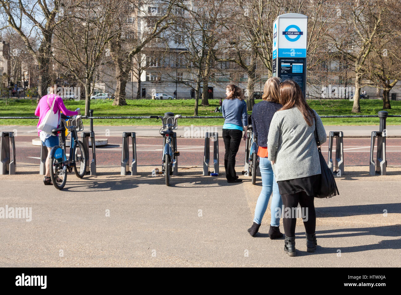 Menschen Fahrräder mieten können Sie über die Barclays Fahrradverleih (Boris Fahrräder) am Hyde Park, London, England, Großbritannien Stockfoto