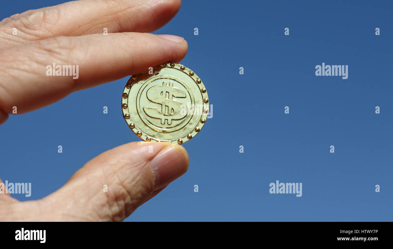 Symbol für virtuelle Währung Bitcoin durch Blockchain Technologie gemacht. Stockfoto
