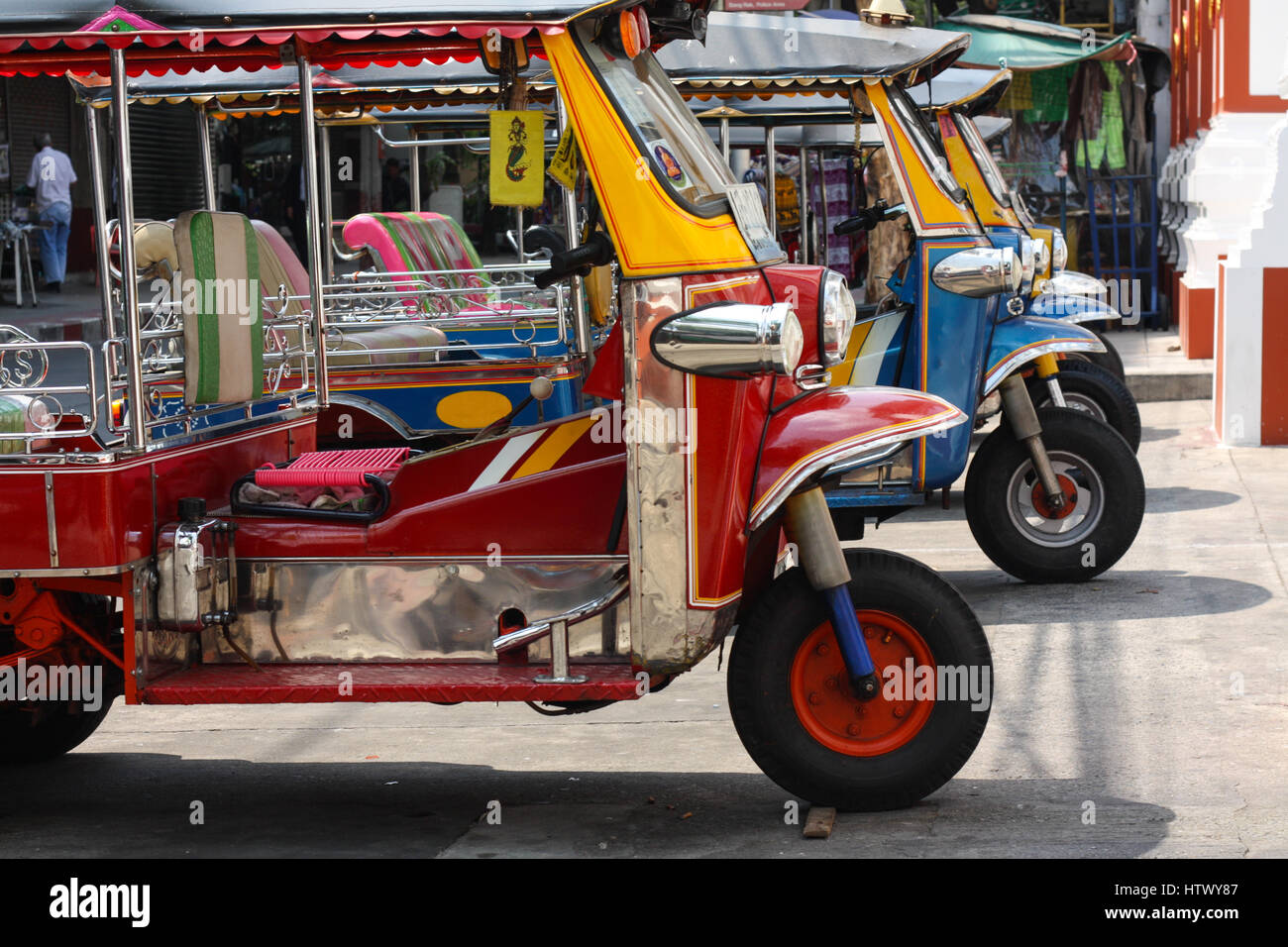 Drei Rädern Taxi, Tuk-Tuk oder Moto-Taxi in Bangkok genannt, geparkt in einer Straße von Bangkok, Thailand. Stockfoto
