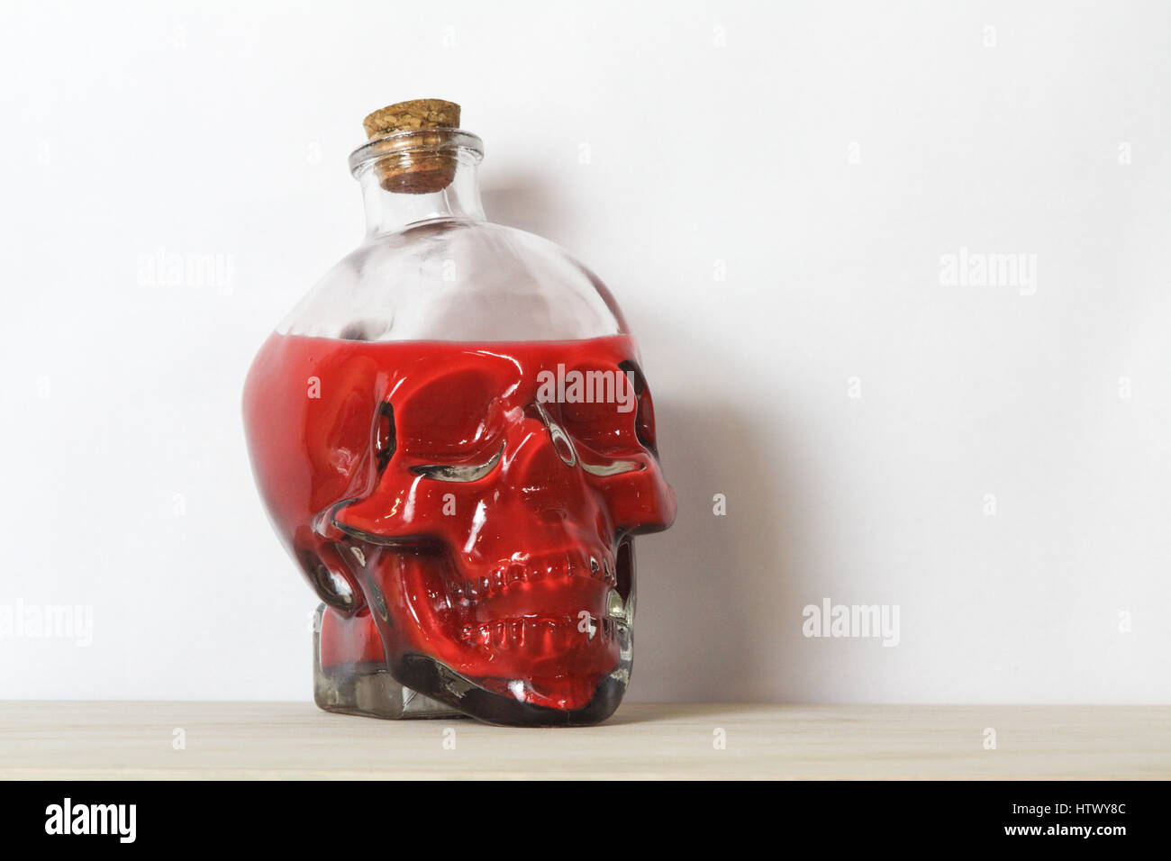 Menschlicher Schädel mit Blut oder Poison, ein Symbol des Todes, Horror und Vanitas. Stockfoto