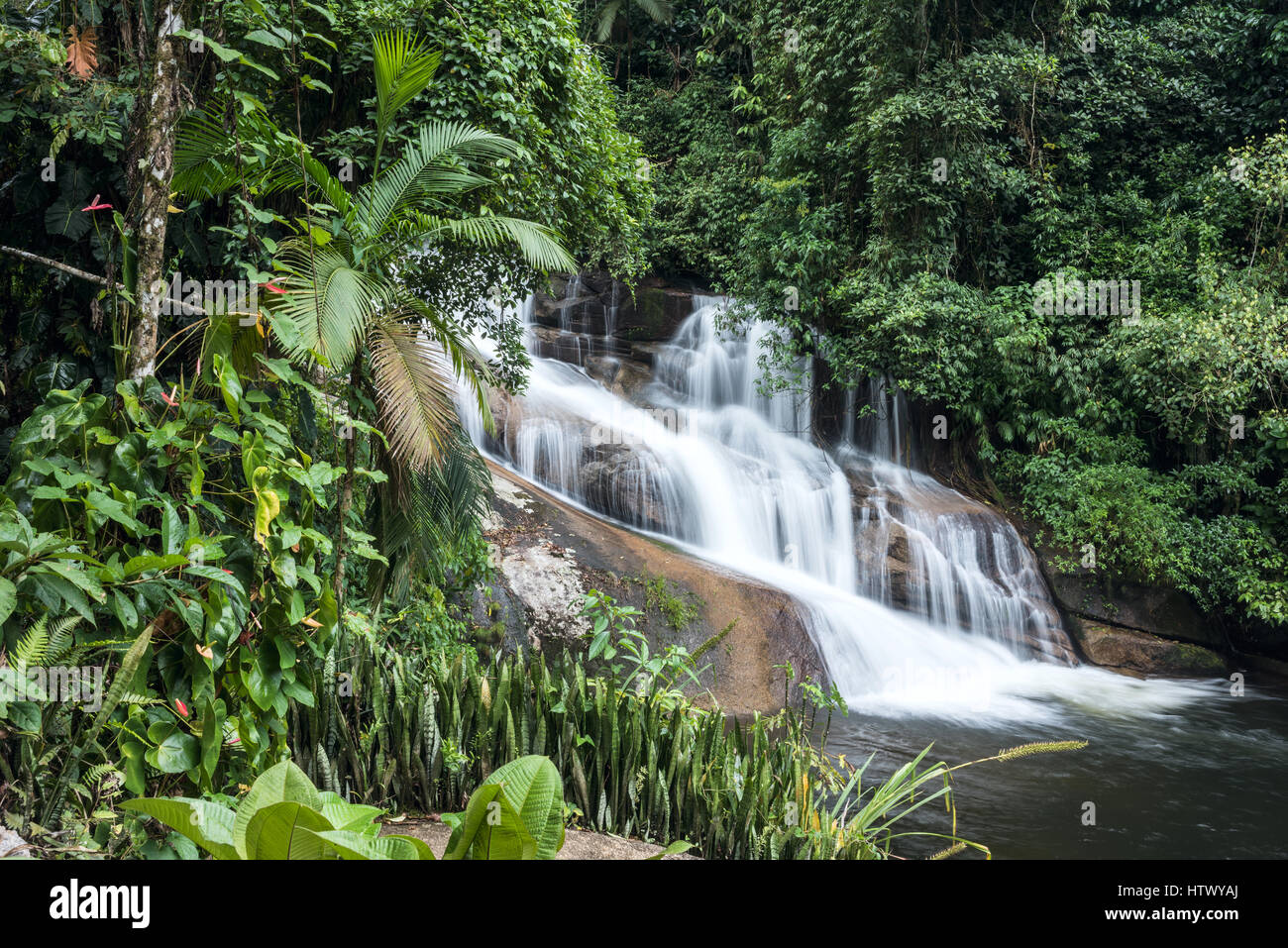 Schöne White Stone Wasserfall (Cachoeira da Pedra Branca), Bundesstaat Paraty-Cunha Road, Rio De Janeiro, Brasilien Stockfoto