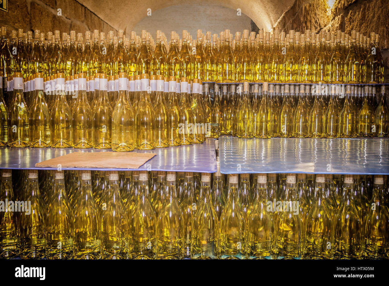Flaschen Weißwein in Stapeln im Keller im Meer Campo Adega, Vila Nova de Tazem, Portugal Stockfoto