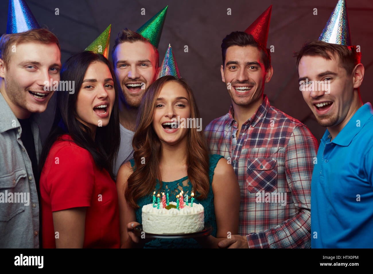 Ekstatische Freunde Geburtstag des glückliches Mädchen Stockfoto