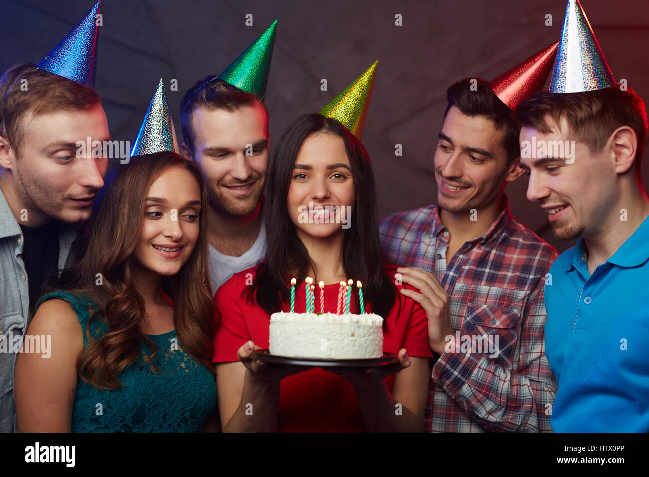 Mädchen mit Kuchen und ihre Freundinnen Geburtstag Caps Stockfoto