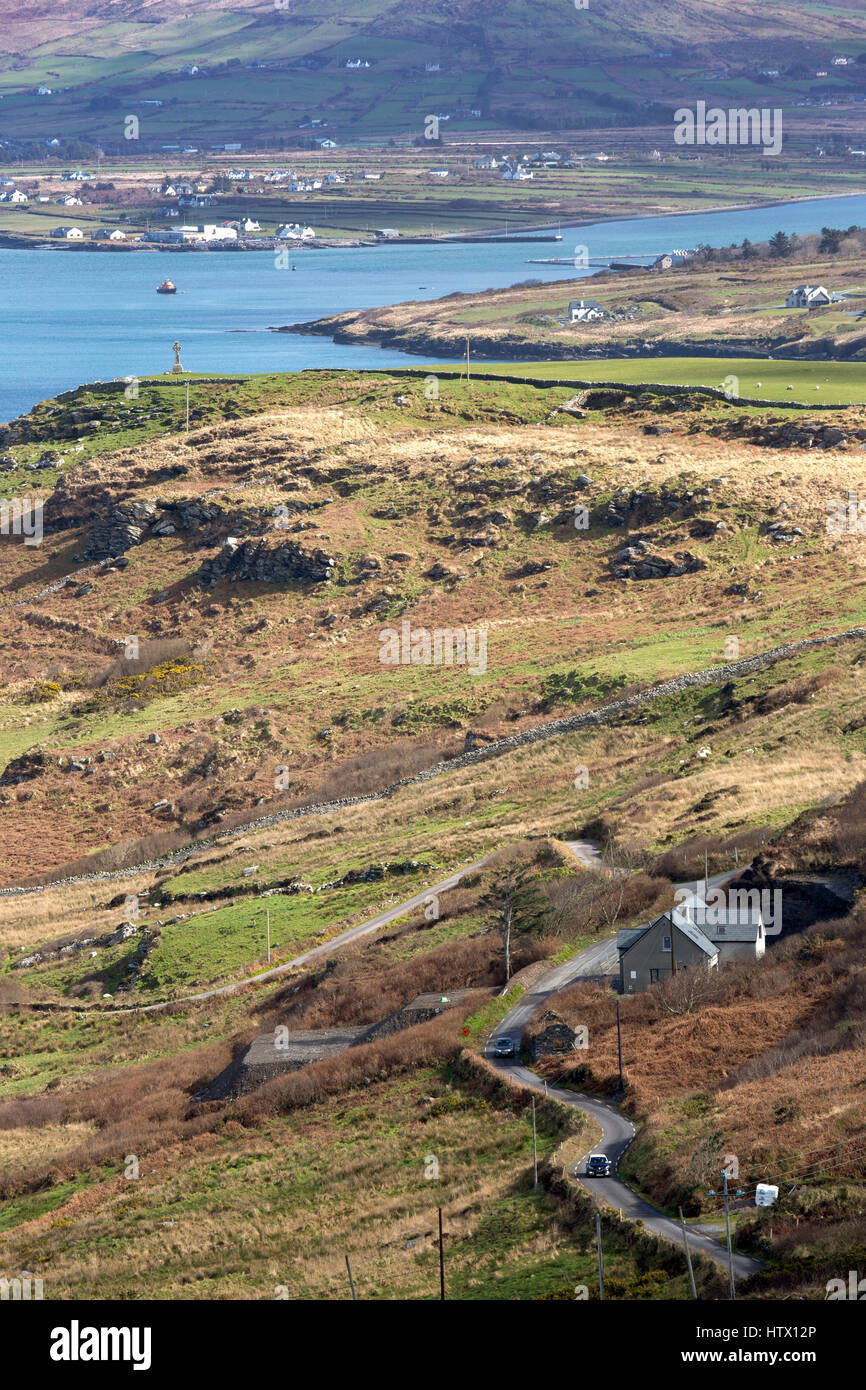 Landschaft von Feldern, Straßen und Hügel auf Valentia Island in County Kerry, Irland Stockfoto