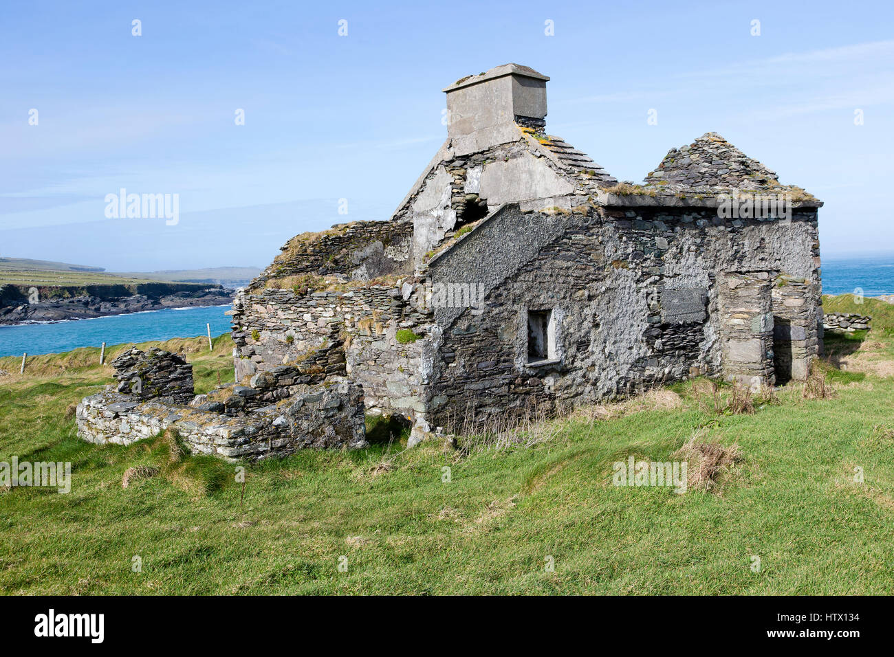 Alte verlassene ruiniert Irish Cottage auf dem Wilden Atlantik Weg, Valentia Island, County Kerry, Irland Stockfoto