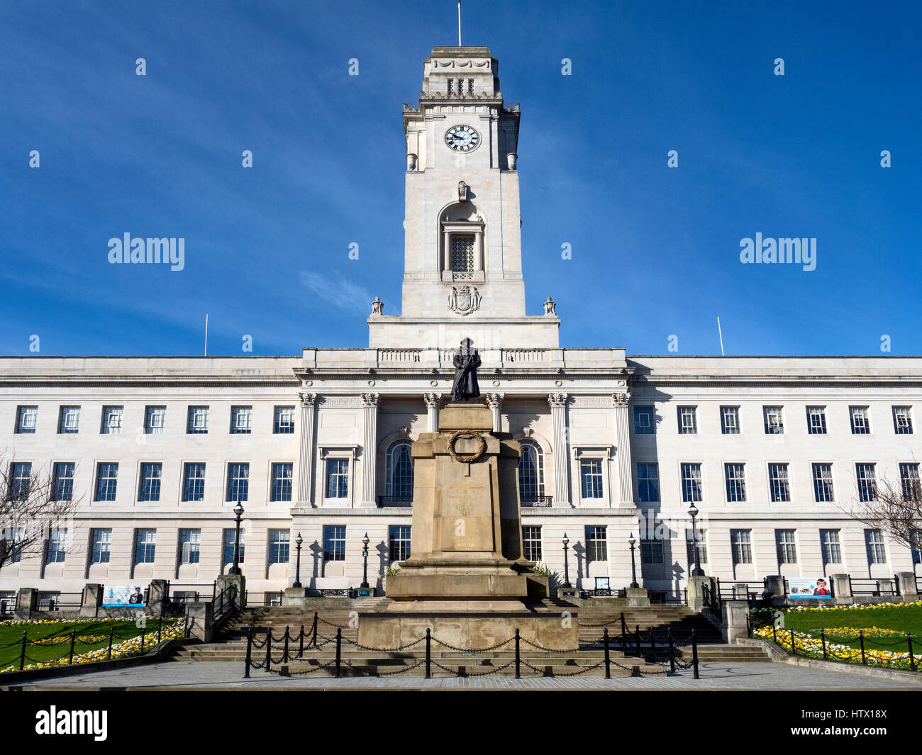 Kriegerdenkmal und Rathaus an der Barnsley South Yorkshire in England Stockfoto