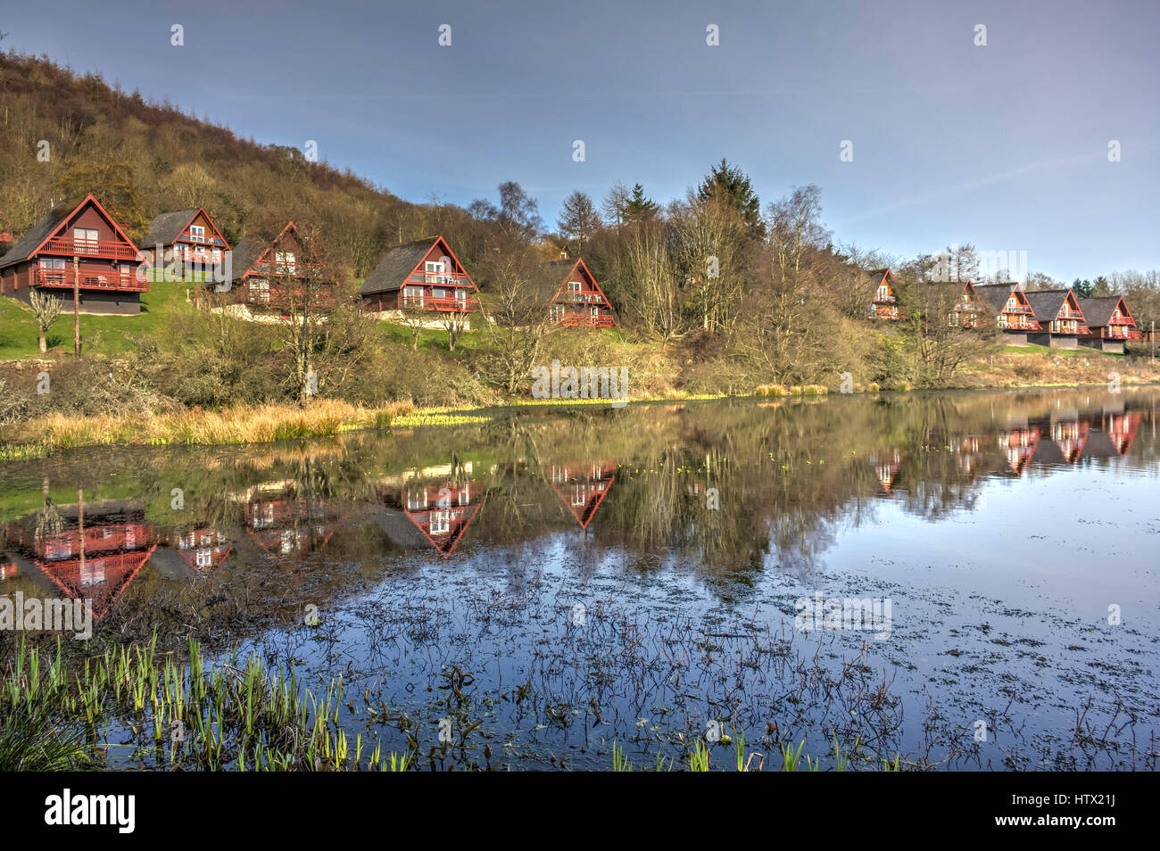 Barend Holiday Village HDR mit aufstrebenden Wasserpflanzen im Vordergrund. Barend Holiday Village, Dumfries and Galloway, Schottland, Großbritannien. Stockfoto