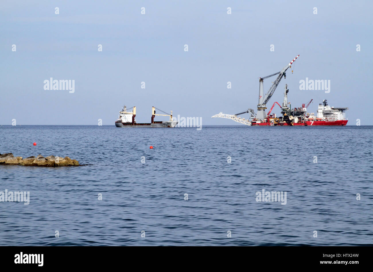 Die sieben Borealis (rechts), heben Sie eine Verlegung und schwere Schiff betrieben von Subsea 7, liegen vor der Küste von Limassol, Zypern. Stockfoto