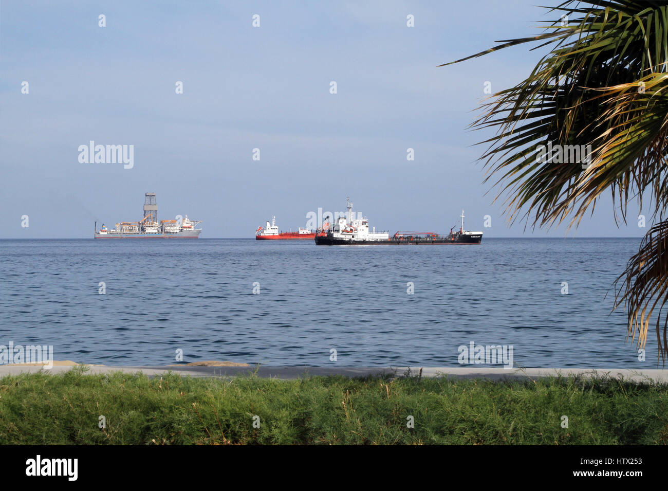 Die Insel Challenger (rechts), ein Öltanker Produkte liegen vor der Küste von Limassol, Zypern, mit anderen Schiffen. Stockfoto