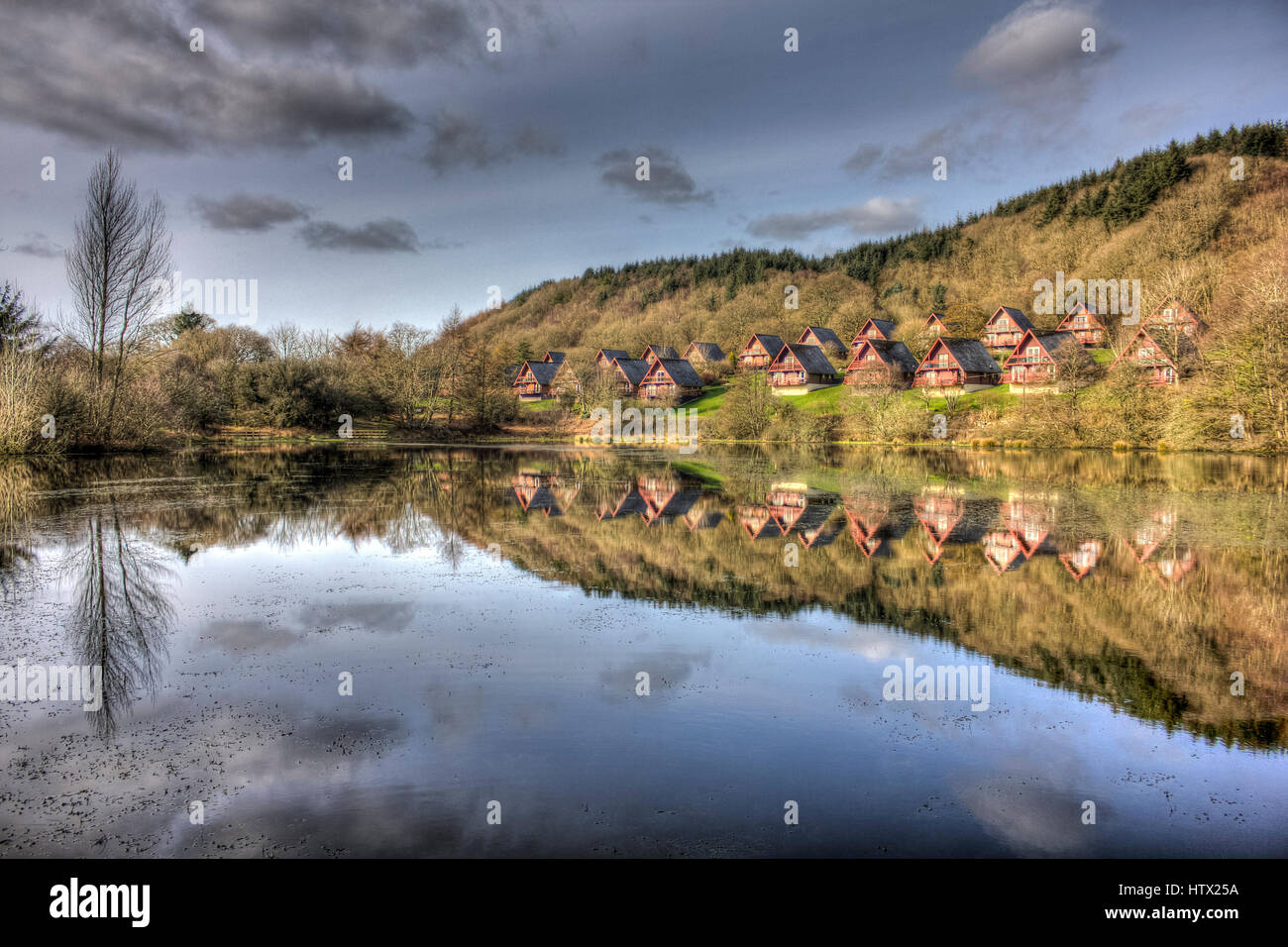 Barend Holiday Village in Loch mit Baum HDR wider. Barend Holiday Village, Dumfries and Galloway, Schottland, Großbritannien. Stockfoto