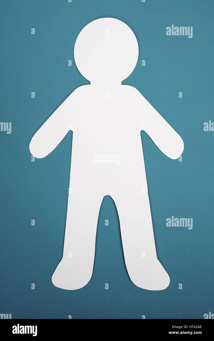 Papier-Ausschnitt einer männlichen Figur auf blauem Hintergrund Stockfoto