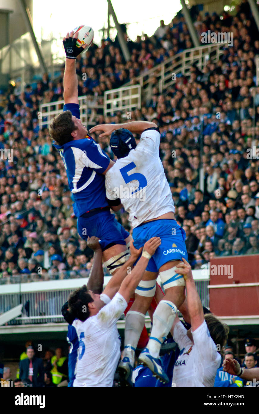 ROM, ITALIEN - 3. FEBRUAR 2007. Rugby Six Nations cup Italien-Frankreich. Spieler springen in Line-out-Aktion Stockfoto