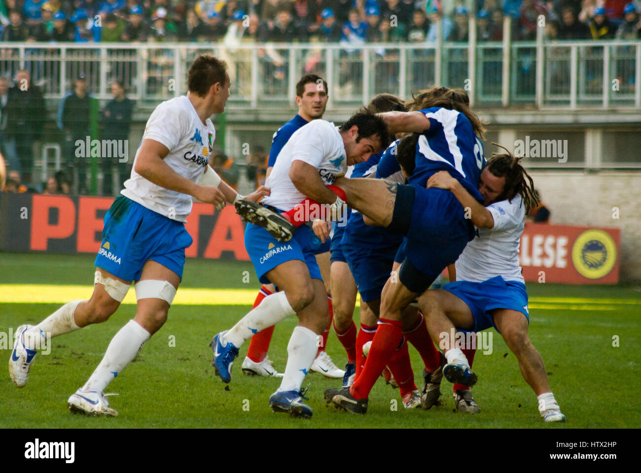 ROM, ITALIEN - 3. FEBRUAR 2007.  Rugby Six Nations cup Italien-Frankreich. Spieler in Aktion Scrum auf Spielplatz Stockfoto