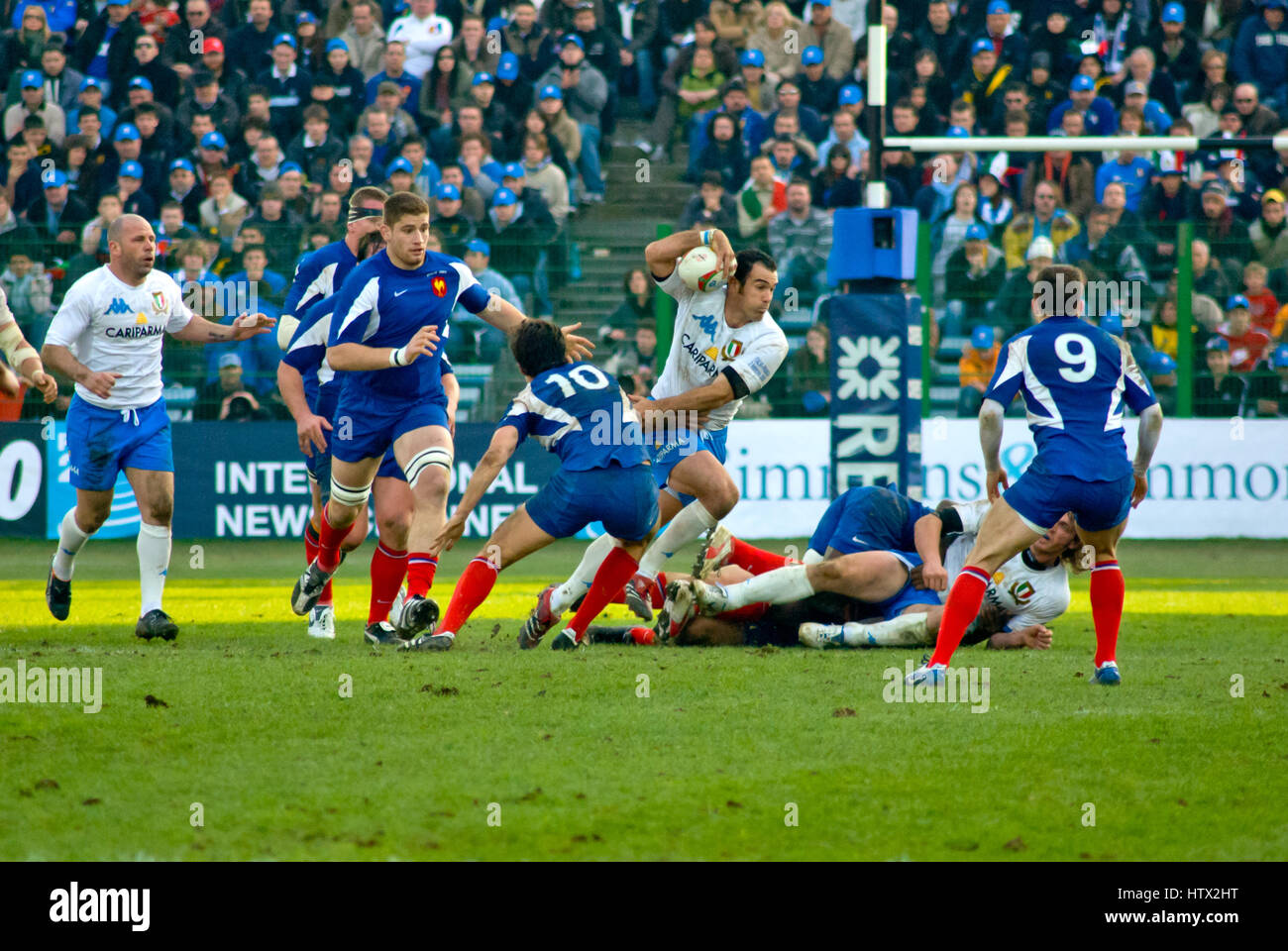 ROM, ITALIEN - 3. FEBRUAR 2007. Rugby Six Nations cup Italien-Frankreich. Spieler in Aktion auf grünen palyground Stockfoto