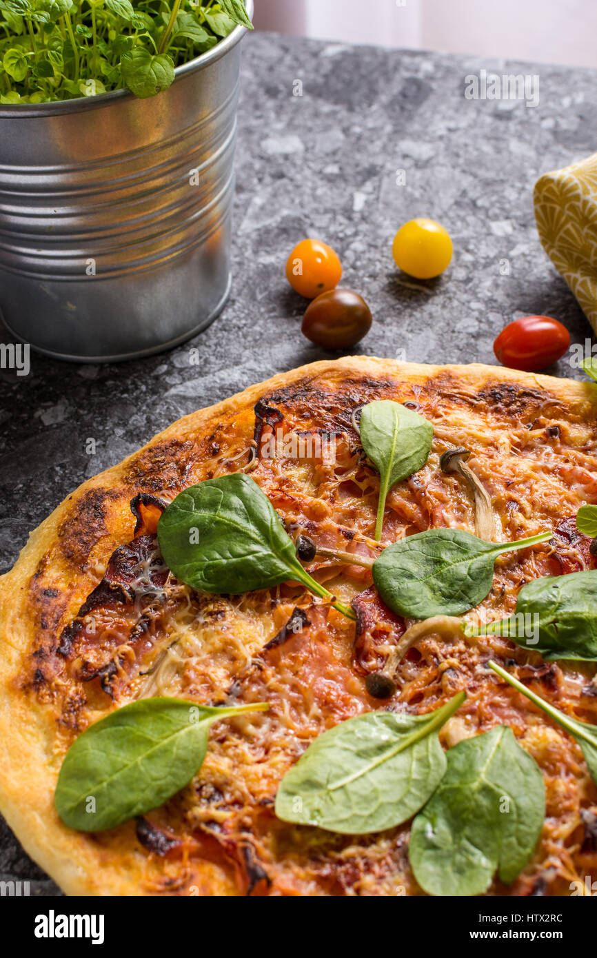 Italienische Pizza Mit Peperoni Stockfotos und -bilder Kaufen - Alamy