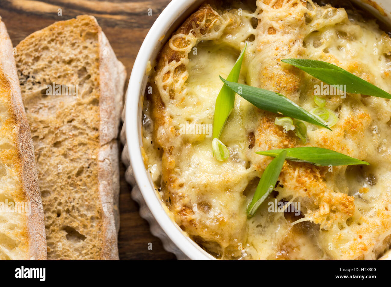 Französische Zwiebelsuppe mit getrocknetem Brot und Käse überbacken Stockfoto