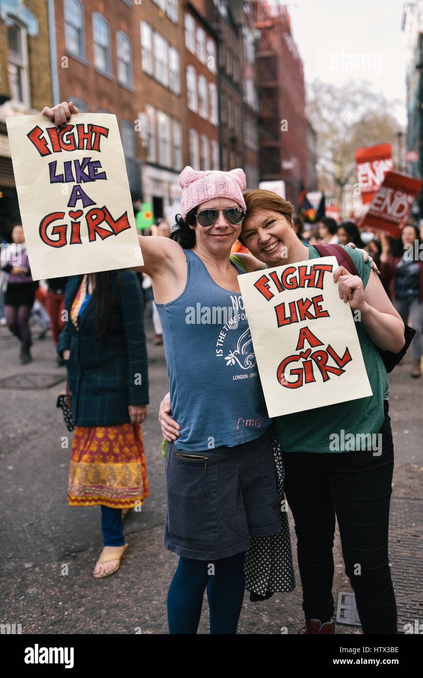 London, UK. 14. März 2017. Demonstranten auf dem 10. jährlichen Millionen Frauen steigen Marsch durch die Londoner, halten hausgemachte Zeichen, die gelesen "Kämpfen wie ein Mädchen". Millionen Frauen steigen März ist ein Frauen und Kinder nur Ereignis, mit dem Ziel zu markieren und sich gegen Gewalt von Männern gegen Frauen und Kinder. Foto: Jacob Sacks-Jones/Alamy Live-Nachrichten. Stockfoto