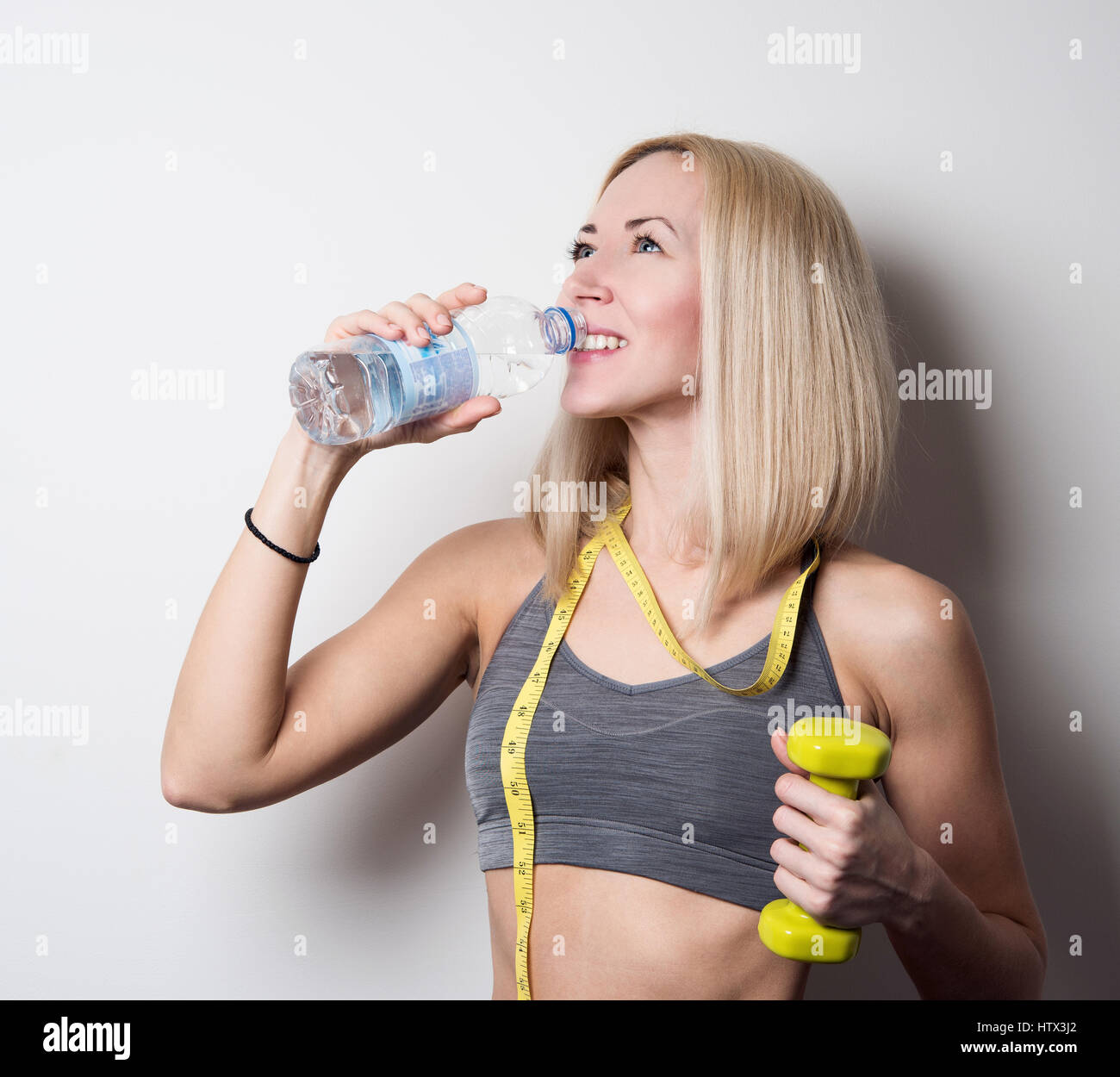 Mädchen-Trinkwasser nach fitness Stockfoto