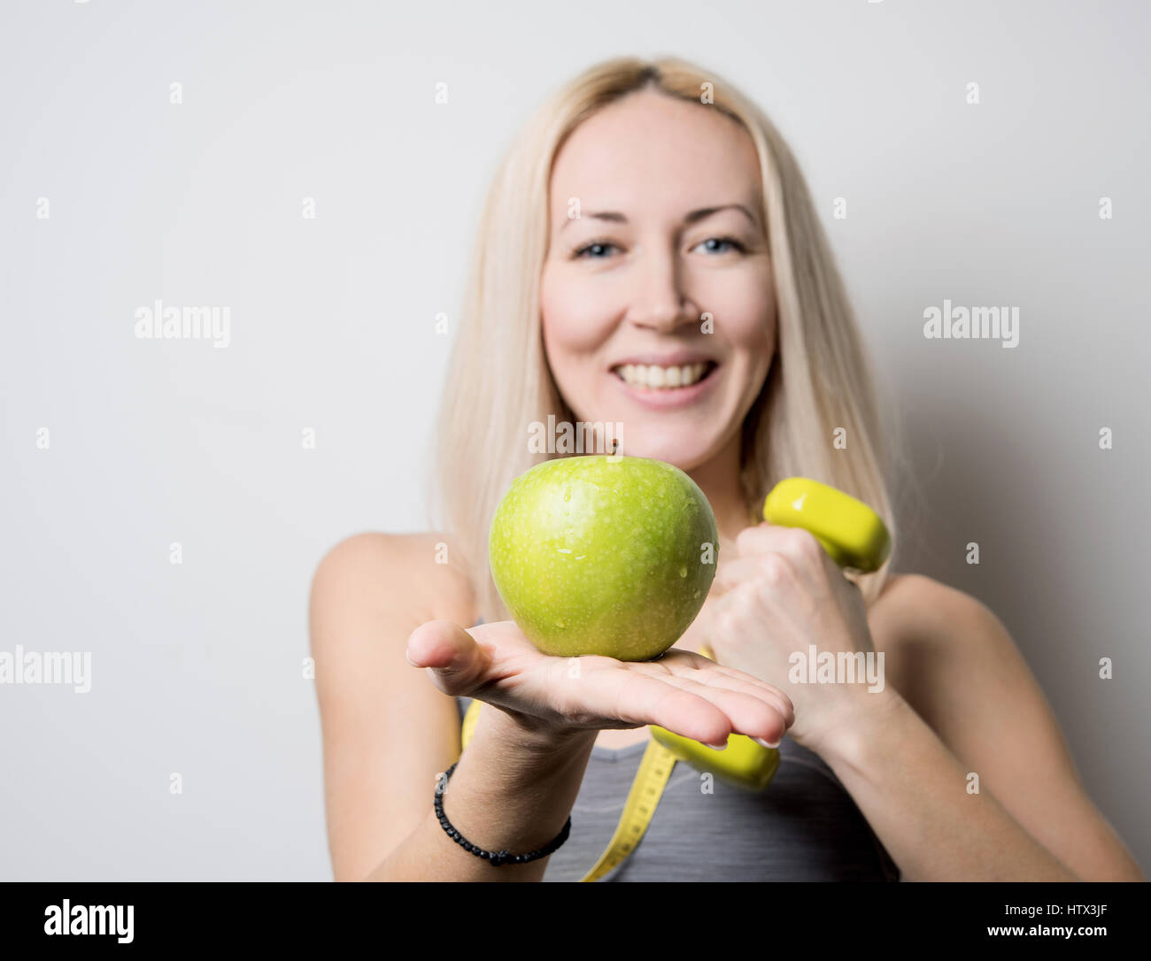 Trainer bietet grünen Apfel Stockfoto