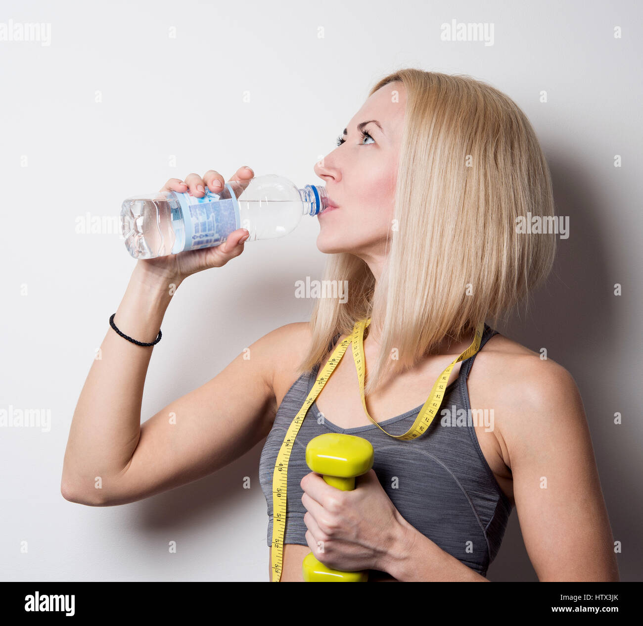 Frau Trinkwasser nach fitness Stockfoto