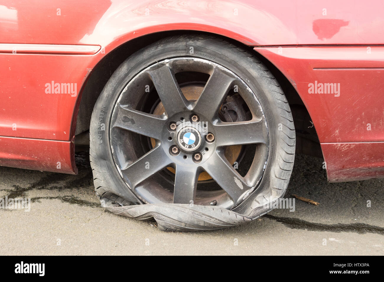 flache platzen Reifen Reifen mit schweren listete Eindämmung der Schäden an Rad Räder Legierung Stockfoto