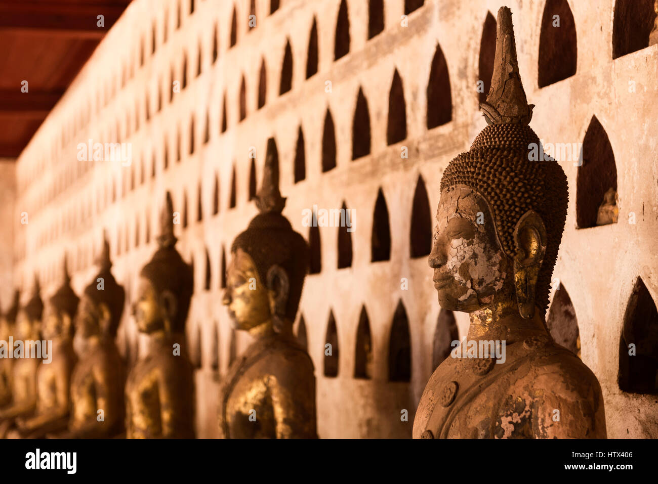 Buddha Statuen ausgerichtet, der Seite an Seite in Wat Si Saket, Vientiane, Laos Stockfoto