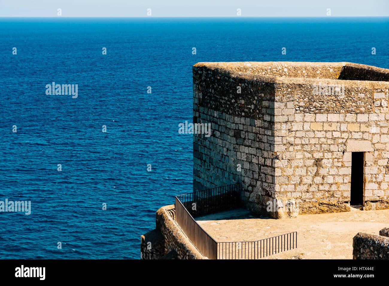 Alte Burg Steinmauer und Turm mit Ozean Hintergrund Stockfoto