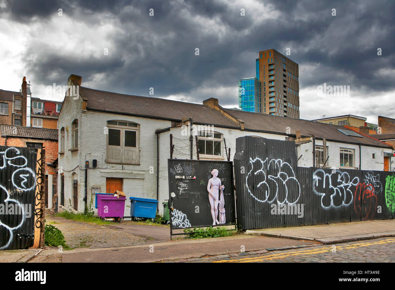 LONDON, ENGLAND - 12. Juli 2016 neu und alt. Oberen Rand der Broadgate Tower von Commercial Street gesehen. Stockfoto