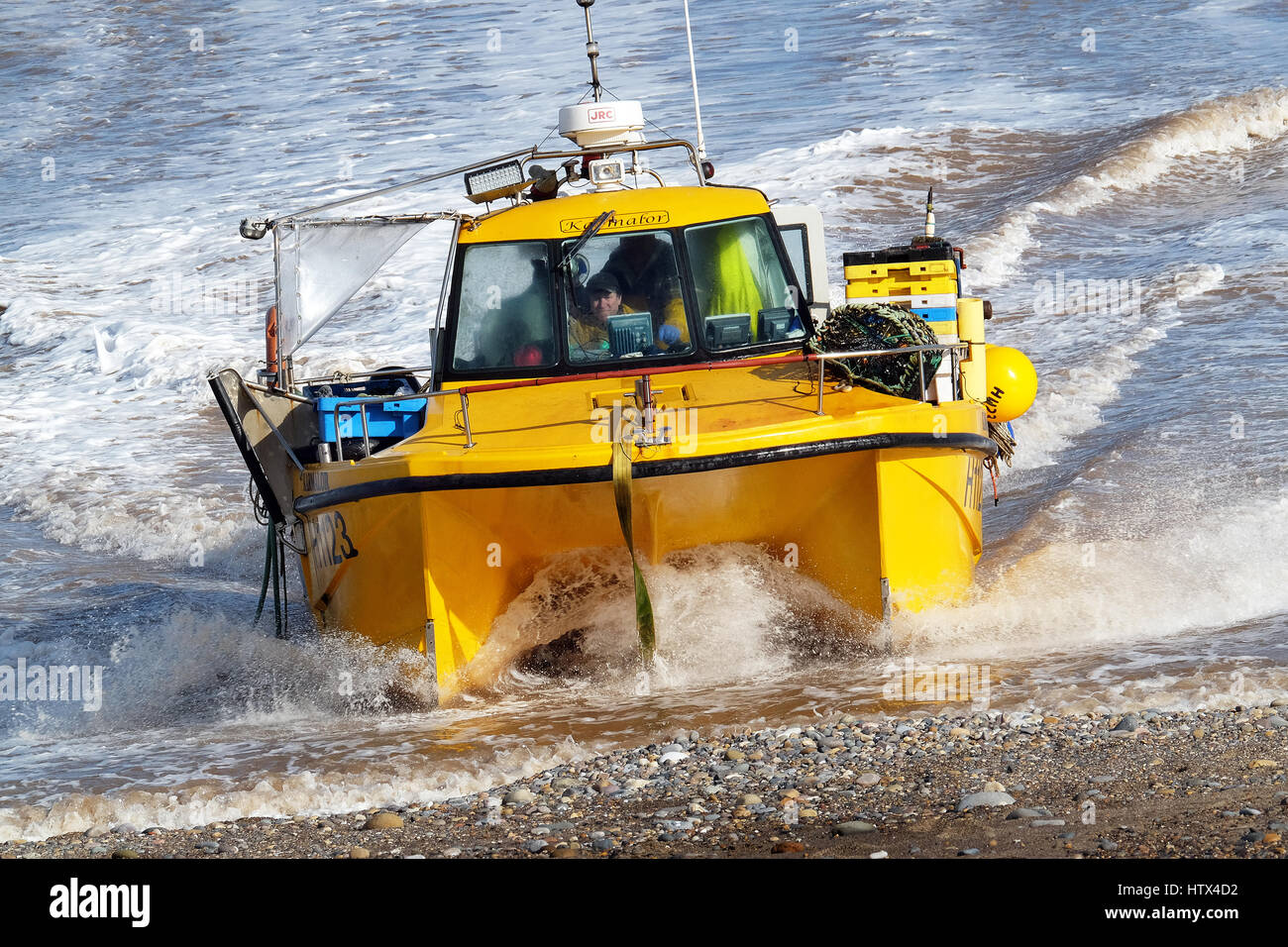 Wattfischen Boot zurück nach Fischen-Session am Strand von Hornsea, Yorkshire, Großbritannien zu landen. Stockfoto