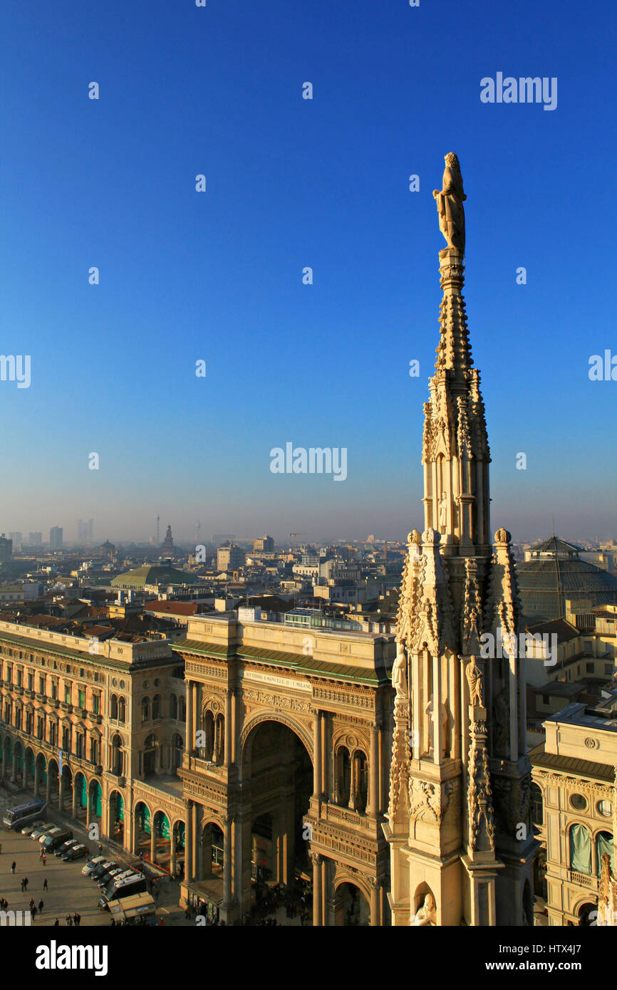 Blick über Mailand von oben auf die gotische Kathedrale Duomo di Milano (Mailand Kathedrale) Italien. Stockfoto