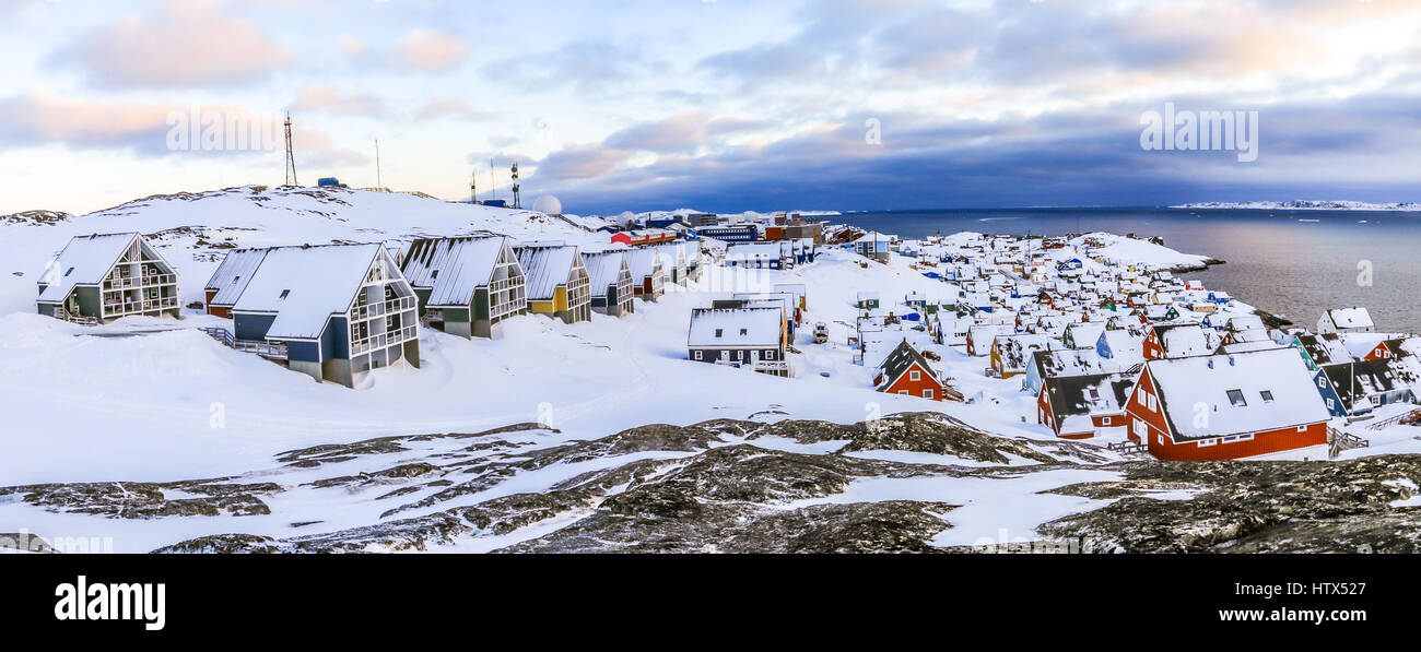 Inuit Häuser mit Schnee bedeckt. Nuuk Frühling Stadtpanorama, Grönland Stockfoto
