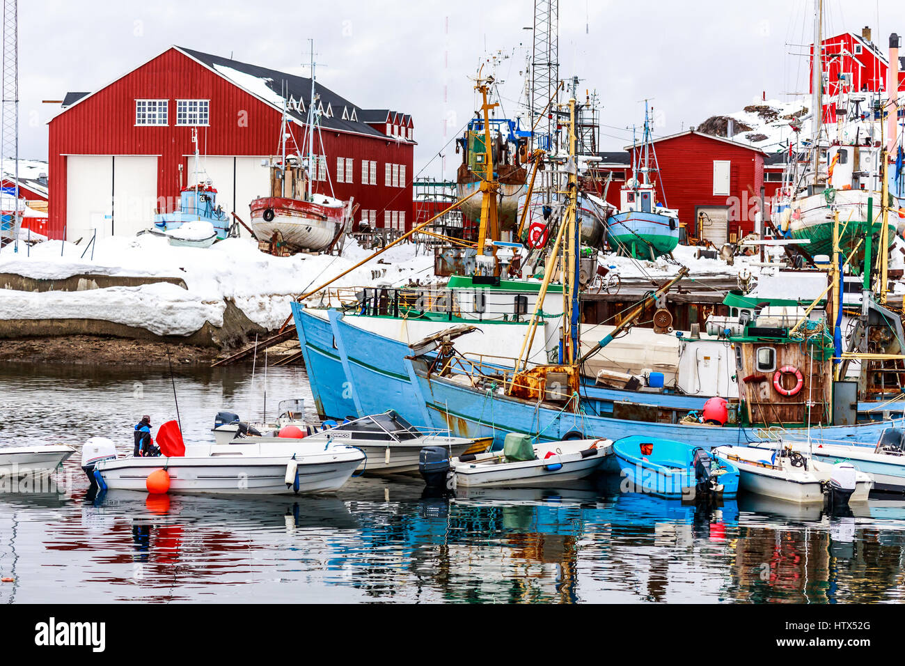 Boote und Fischerei Schiffe stehen auf Land und Wasser im Hafen von Sisimiut, Grönland Stockfoto